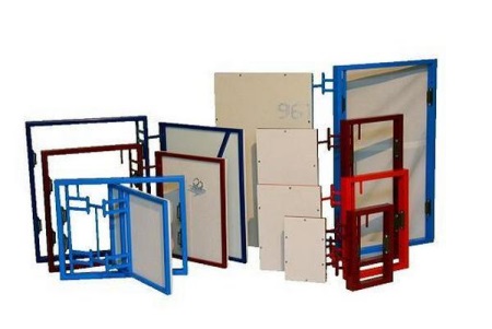 Inspection hatches of different sizes under the tiles in the bathroom