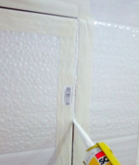 Sealing seams of the revision hatch invisible in the bathroom 