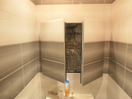 Sanitary revision hatch under the tile