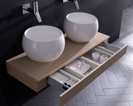 Vackert hängande träskåp med två djupa tvättställ i badrummet