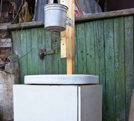 Wash-basin (hand-washing sink) for country houses, its location