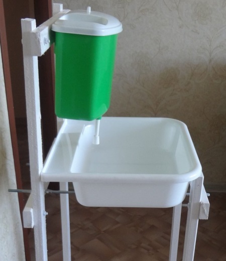 Outdoor backyard sink without water heating