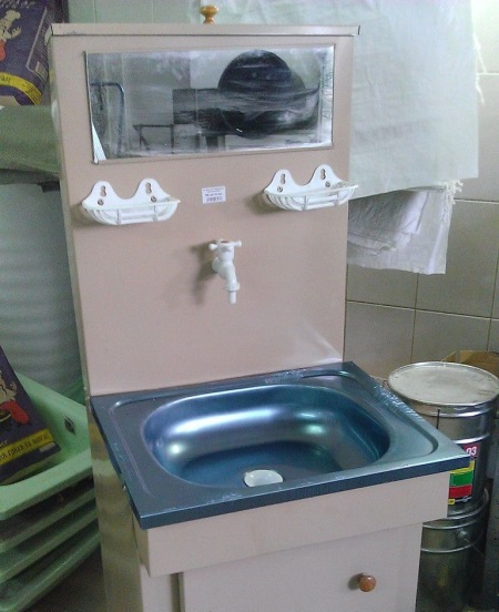 Vaskebord med spejl og to sæbeskåle med hængsler