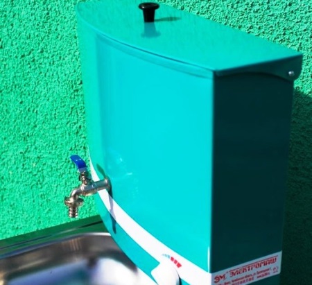 Rektangulær vandtank til en vaskeautomat til et sommerhus