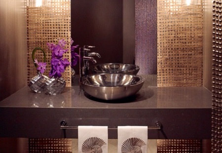 Rund stålvask på en bordplade i natursten