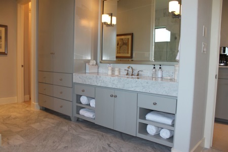 Stor rektangulær håndvask af sten integreret i grå badeværelsesmøbler