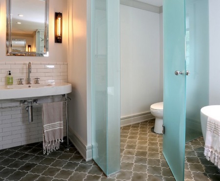 Lasiseinät kylpyhuoneen sisätiloissa yhdistettynä wc:hen