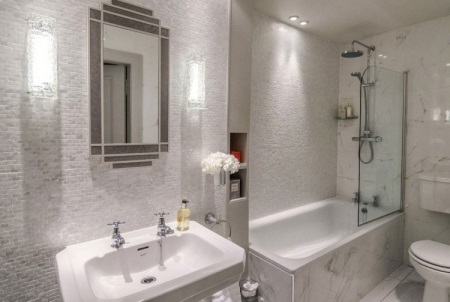  Yhdistetyn kylpyhuoneen ja wc:n valaistus