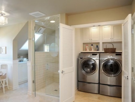 Ένα μεγάλο ντουλάπι πλυντηρίου και στεγνωτηρίου στο μπάνιο