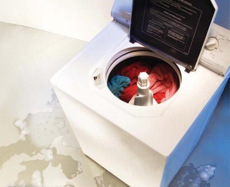 Los charcos debajo de la lavadora son señal de que hay una fuga y el tambor está traqueteando.