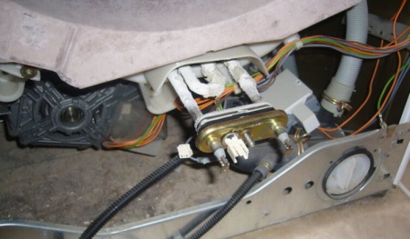 Wires at the heating element of a washing machine