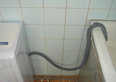 Έλεγχος του σωλήνα αποστράγγισης του πλυντηρίου-στεγνωτηρίου εάν το μηχάνημα σταματά να αποστραγγίζει