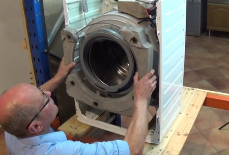 Rimuovere il cestello della lavatrice con le proprie mani