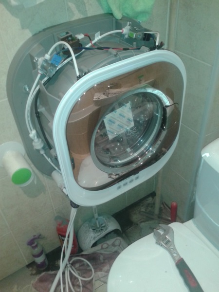 Монтирана на стената перална машина