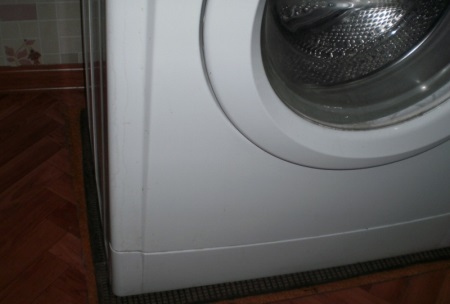 Rubber mat under the washing machine, disconnecting it from the mains filter - unsafe measures if the washing machine electrocution