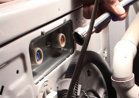 Veļas mazgājamās mašīnas ūdens ieplūdes šļūtenes aizsērējis filtrs izraisa lēnu mazgāšanu