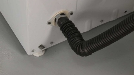 Veļas mazgājamās mašīnas drenāžas šļūtene aizsērējusi, tāpēc veļas mazgājamā mašīna darbojas ilgi