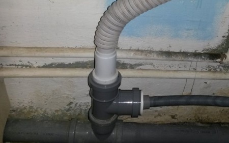 Nepareizs veļas mazgājamās mašīnas savienojums ar drenāžas sistēmu izraisa ilgu mazgāšanas laiku.