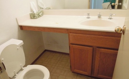 Kylpyhuoneessa on tilaa pesukoneelle