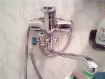 Pesukoneen liittäminen hanan putkistoon T-kappaleen avulla.