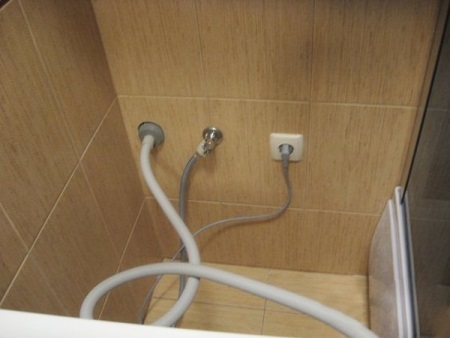 Pyykinpesukoneen tyhjennysaukon taso