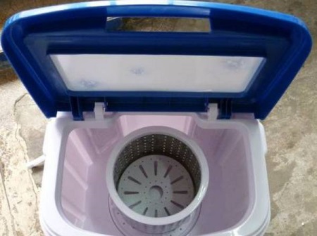 Malyutka washing machine with an extraction function