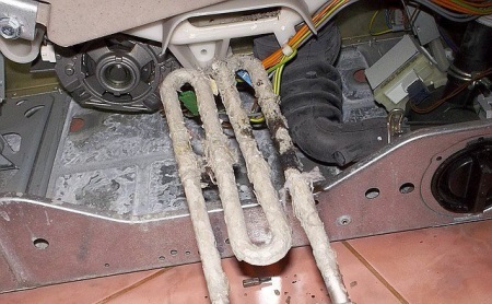 Sugedęs skalbyklės kaitinimo elementas