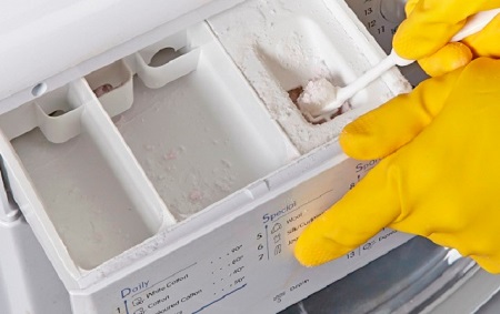 Curățarea dozatorului de detergent