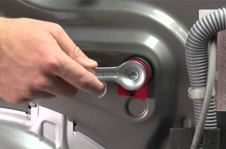 How to remove the transport bolts from the washing machine