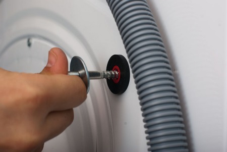 Installation of transport bolts on the washing machine