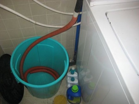 Un modo errato di collegare il sistema di drenaggio della lavatrice-asciugatrice che provoca l'abbassamento del livello dell'acqua nel tamburo