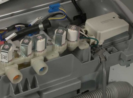 Valvola di ingresso (riempimento) di una lavatrice che influisce sul livello dell'acqua in essa