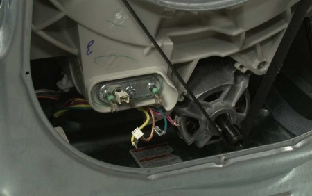 Lämmityselementti pesukoneen takaosan takana