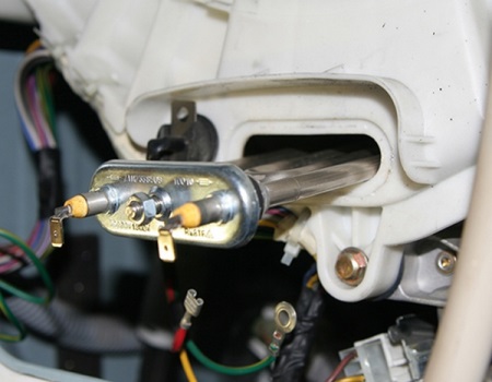 Lämmityselementin asentaminen pesukoneeseen