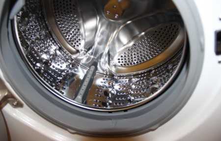 Washing machine with a tank of enamelled steel