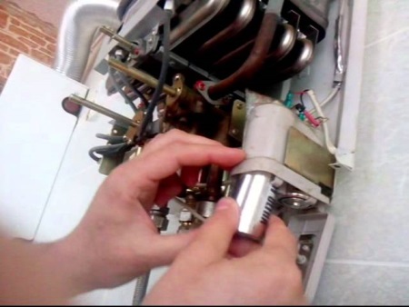 Výměna baterií v plynovém ohřívači vody