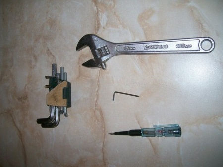 Så här demonterar du en kran med ett enda handtag - Skruvmejsel med platt blad, insexnycklar, justerbar skiftnyckel