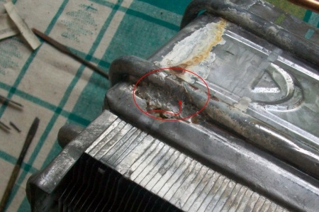 Saldatura di uno scambiatore di calore dello scaldabagno a gas con un saldatore