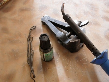 Materiali e strumenti per saldare uno scaldabagno a gas