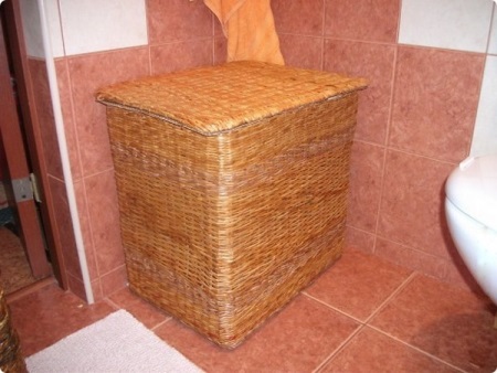 Coș de rufe din hârtie de ziar pentru baie 