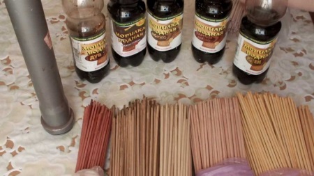 Vopsirea tuburilor de hârtie de ziar pentru țeserea coșurilor de rufe