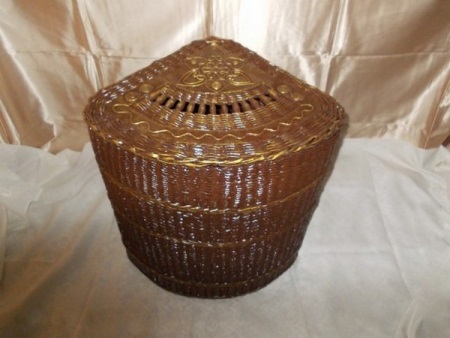 Coș de rufe de colț realizat din resturi de ziar