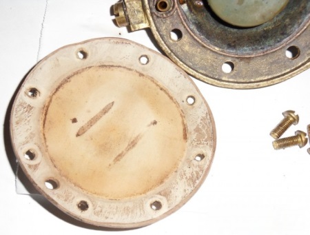 Det gamla membranet från en gas varmvattenberedare