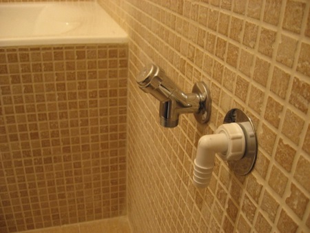 Izpustni nepovratni ventil za pralne stroje