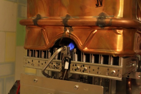 Plinska grelna enota z vžigalnim kretnikom