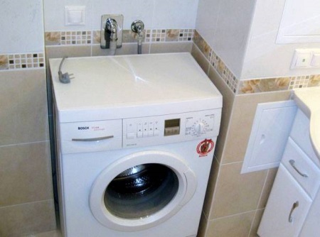 Positionnement de la prise de courant pour le lave-linge dans la salle de bains - hauteur optimale