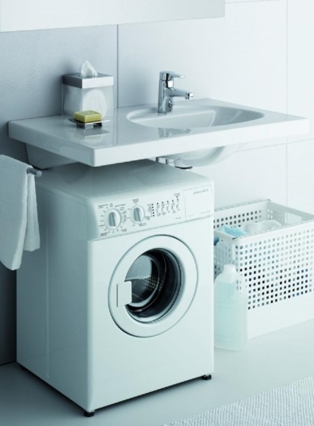 Installatie van een gecombineerde wasmachine en wastafel op een vlak oppervlak