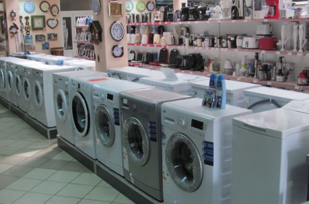 Washing machines in a home appliance store