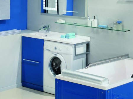 keskeny mosógép a belső térben