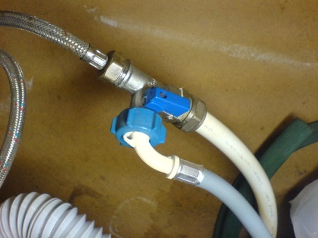 Tee fitting on metal pipe to connect the washing machine to the water supply